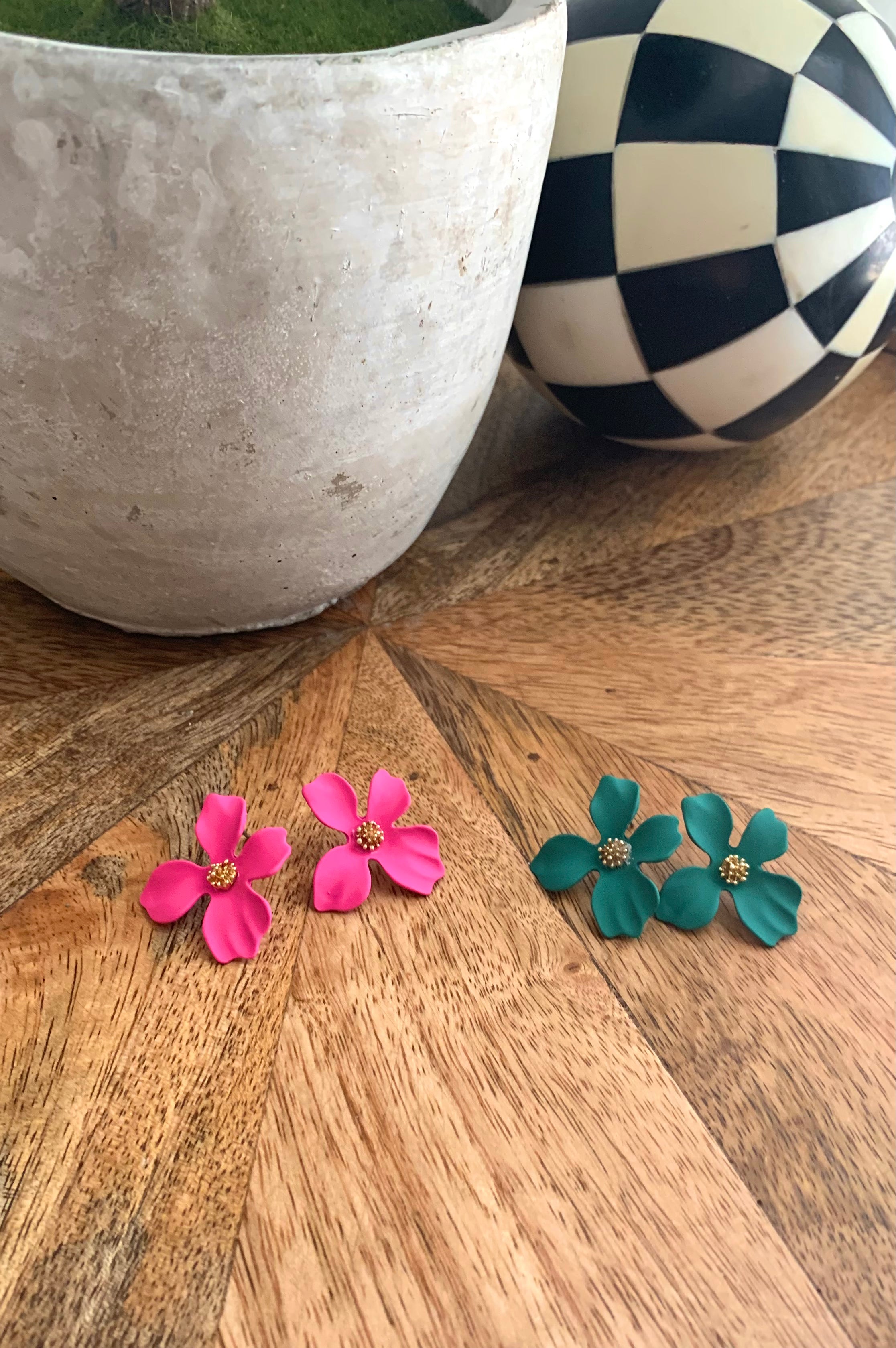 Dogwood stud earrings